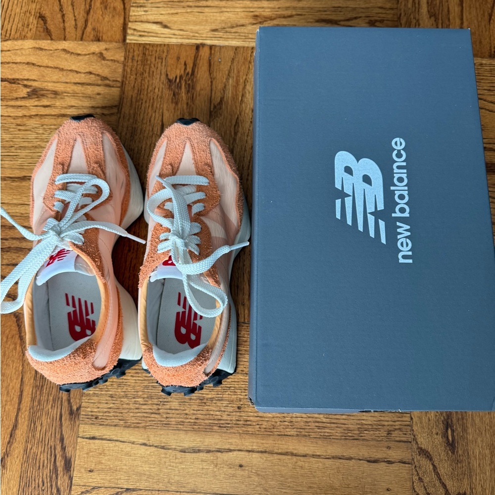 Nearly New - New Balance 327 Classic Sneakers Sz 7 womens